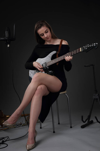 Beautiful girl with guitar in recording Studio - Foto, Bild