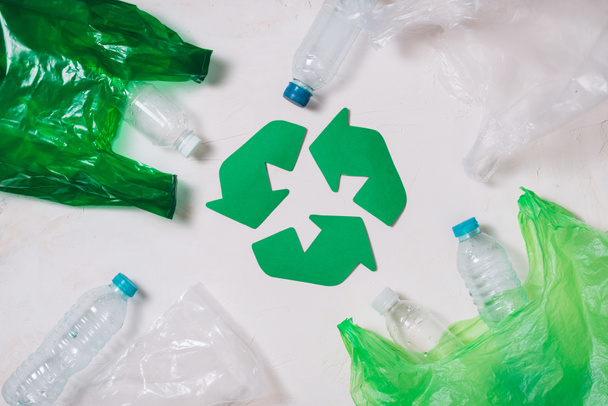 Eco concept met recycling-symbool op de tabel achtergrond bovenaanzicht - Foto, afbeelding