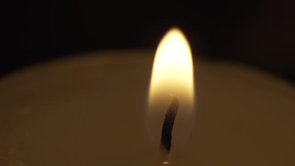 Спалювання полум'я свічки крупним планом
 - Кадри, відео