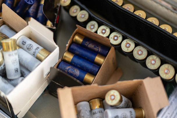 alcune scatole di stoccaggio con proiettili da caccia munizioni per fucile animale
 - Foto, immagini