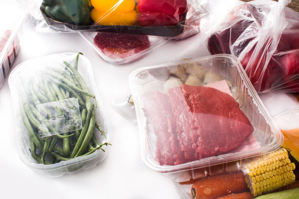 Різні види м'яса, овочів і морепродуктів ізольовані на білому тлі
 - Фото, зображення