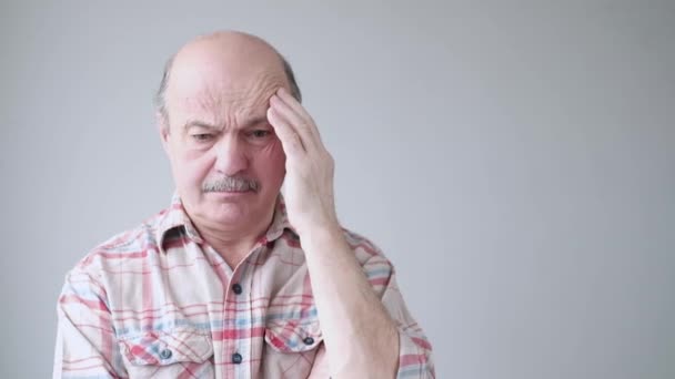 老人は何かを思い出そうとするかひどい頭痛を持っている. - 映像、動画