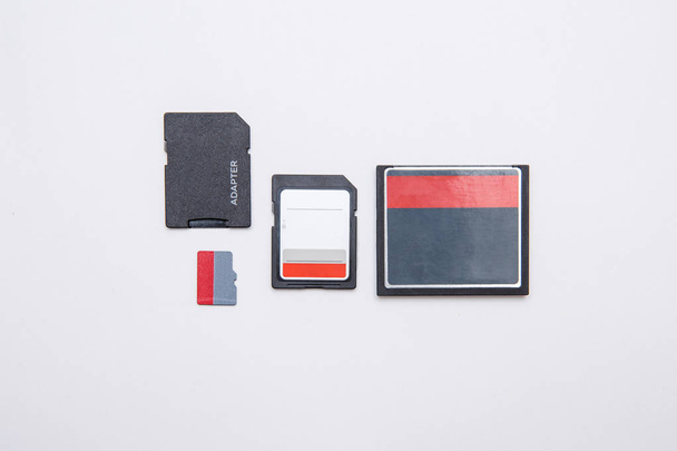 Verschillende soorten flash drives. 3 soorten geheugenkaarten - Foto, afbeelding