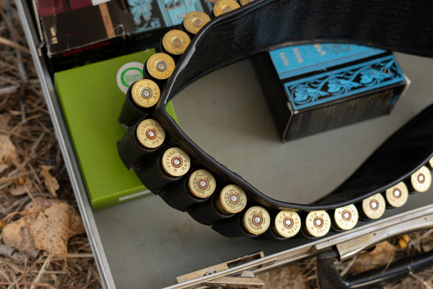 fechar o patrocínio preto com balas para espingarda de caça
 - Foto, Imagem