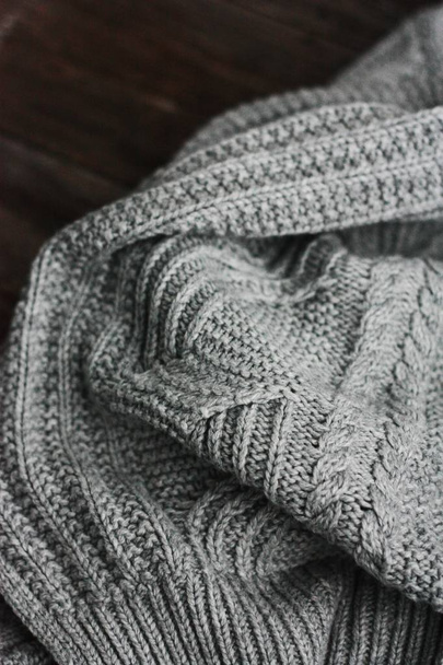 Krásný pletený šedý svetr zblízka pohled  - Fotografie, Obrázek