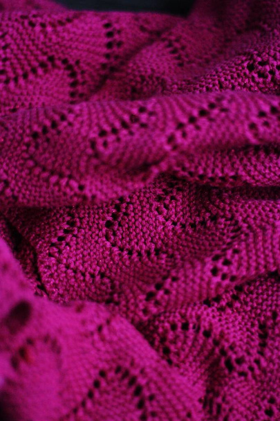 Kaunis neulottu vaaleanpunainen pusero lähikuva
  - Valokuva, kuva