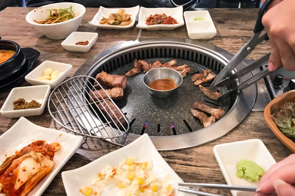 ソウルのローカルレストランのテーブルで韓国のBbq - 写真・画像