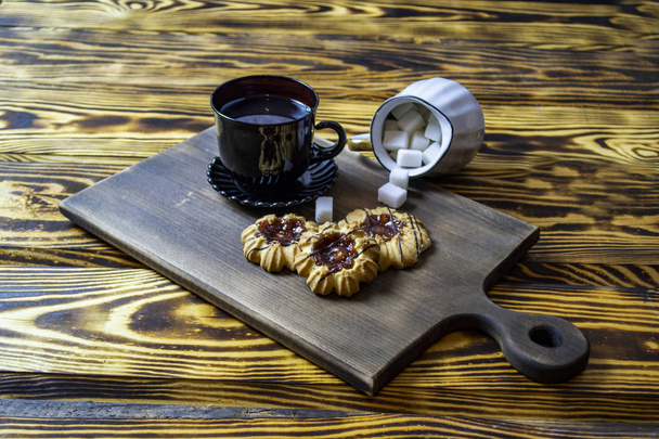café da manhã chá com biscoitos em uma placa de serviço, vista superior
 - Foto, Imagem