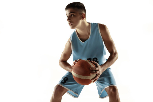 Retrato de comprimento total de um jovem jogador de basquete com bola
 - Foto, Imagem