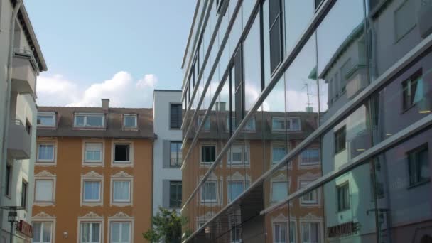 Fachada de vidrio moderna en la vieja calle
 - Metraje, vídeo