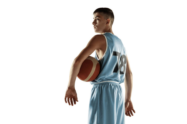 Teljes hosszúságú portré egy fiatal kosárlabdás játékosról - Fotó, kép