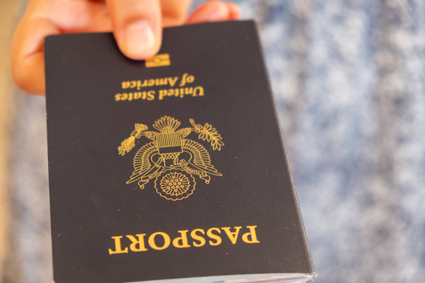 米国のパスポートを保持する手  - 写真・画像