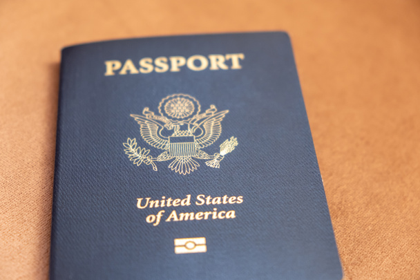 米国のパスポート。アメリカのパスポートの象徴的なダークブルーのフロントカバー - 写真・画像