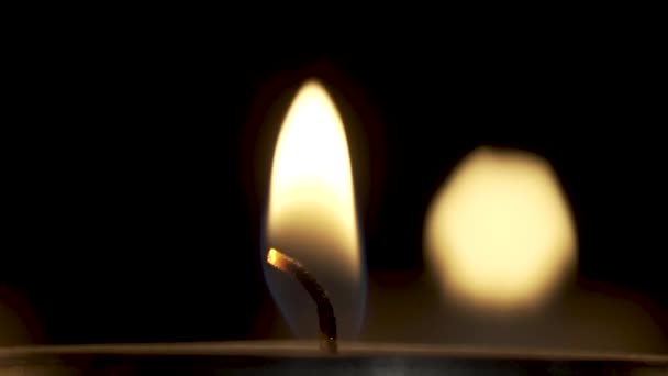 Polttavan kynttilän sydän ja liekin heiluttaminen
 - Materiaali, video
