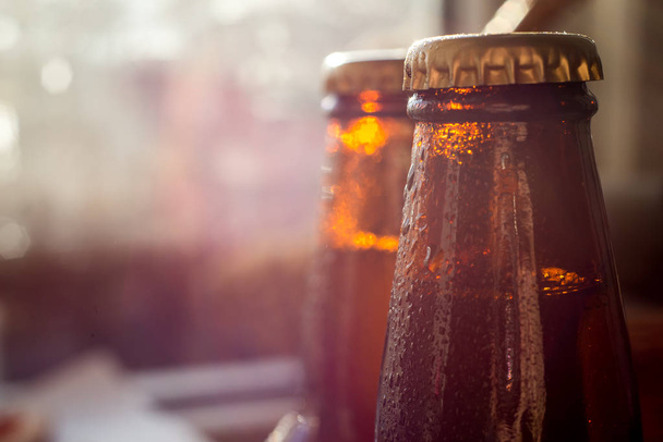 botella de frío kraft cerveza gris fondo
 - Foto, Imagen