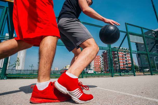 İki sokak basketbolcusu yakın çekim ve topu korumak için teke tek oynuyor.. - Fotoğraf, Görsel