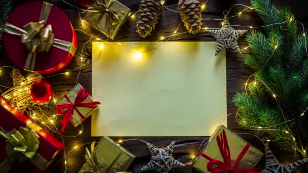 Animatie video met een kerst achtergrond papier en bewegende geschenken en kerstversiering.  - Video