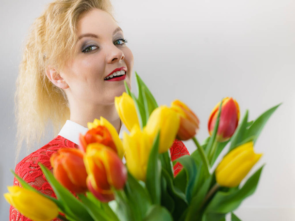 Woman holding bouquet of tulips flowers - Fotó, kép