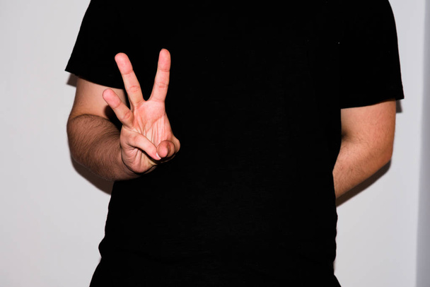 Перекладач мови жестів, який показує "W" американською мовою жестів. - Фото, зображення