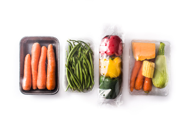  Différents types de légumes emballés isolés sur fond blanc
 - Photo, image