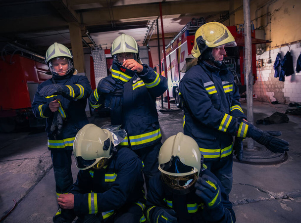 Портрет групових пожежників перед вибухом всередині
  - Фото, зображення