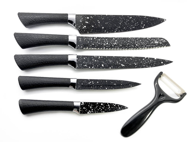 Σετ επαγγελματικών μαύρων μαχαιριών και αποφλοιωτών που απομονώνονται σε λευκό φόντο. Σύνθεση του σεφ μαχαίρι, μαχαίρι ψωμιού, βοηθητικό μαχαίρι, μαχαίρι αποφλοίωσης και κεραμικός αποφλοιωτής. - Φωτογραφία, εικόνα