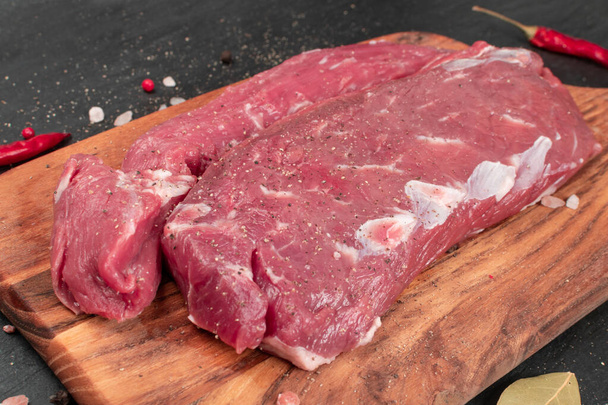 Nyers bárányhús (Tenderloin Fillet), birkahús (Mutton Sirloin Meat) vagy juhfilé - Fotó, kép