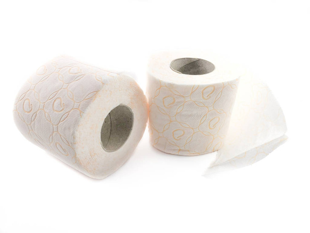 Toiletpapier geïsoleerd op een witte achtergrond. De samenstelling van de rollen toiletpapier. Toiletpapier met een patroon. Set wc-papier. - Foto, afbeelding