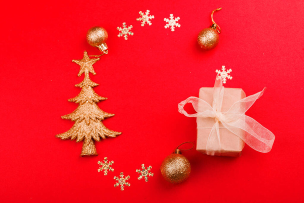 Hermoso fondo rojo festivo con destellos y juguetes dorados de Navidad
. - Foto, Imagen