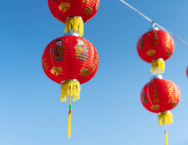 Lampada rossa in stile cinese nel tempio cinese, lanterna di carta cinese
, - Foto, immagini