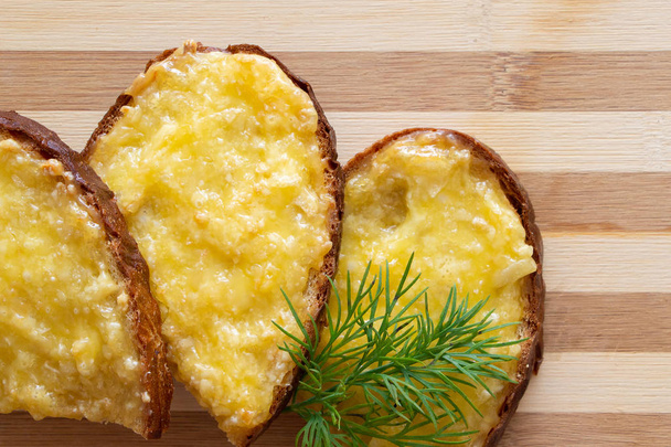 Horké sendviče s roztaveným sýrem a bylinkami - Fotografie, Obrázek