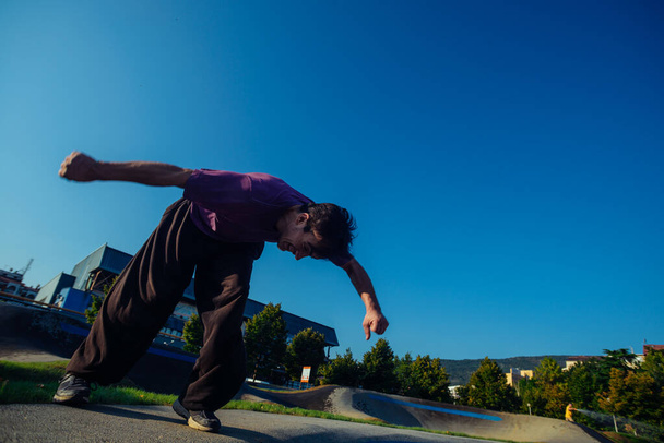 Homem fisicamente forte fazendo uma virada lateral no ar
 - Foto, Imagem