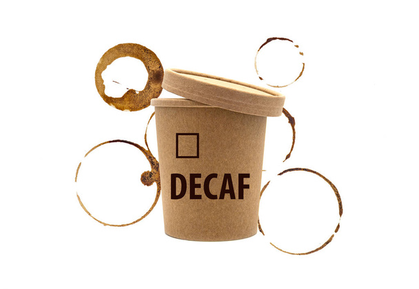 DECAF, café descafeinado, taza de papel con bebida caliente y descafeinado de inscripción aislado sobre fondo blanco
 - Foto, imagen