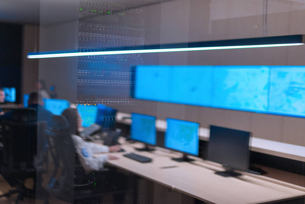 Reflexão de uma equipe de agência de segurança que trabalha no data center - Foto, Imagem