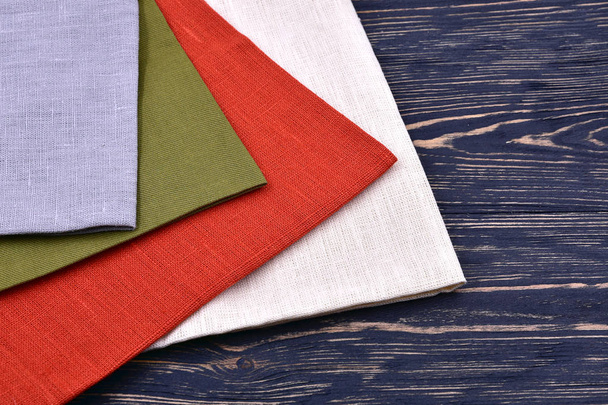 Asciugamani di lino multicolore su un vecchio sfondo di legno scuro
. - Foto, immagini