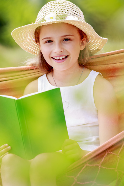 夏の喜び、ハンモック、ハンモックで休んで本を持つ少女 - 写真・画像