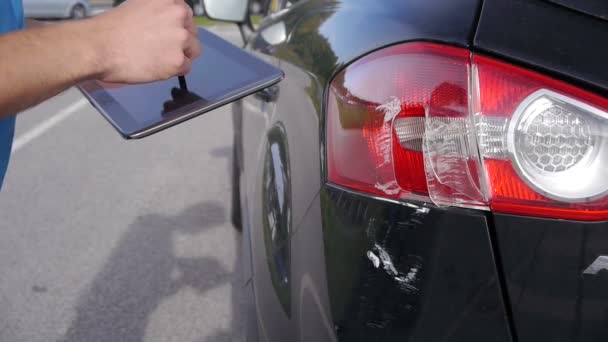 Σκιαγραφώντας ζημία αυτοκίνητο σε ψηφιακή δισκίο - Πλάνα, βίντεο