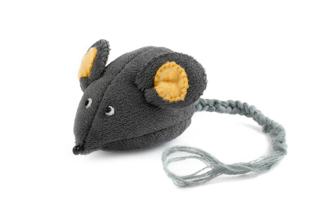 Domácí měkká hračka podobná krysě nebo myši na bílém izolovaném pozadí jako symbol Nového roku 2020. - Fotografie, Obrázek
