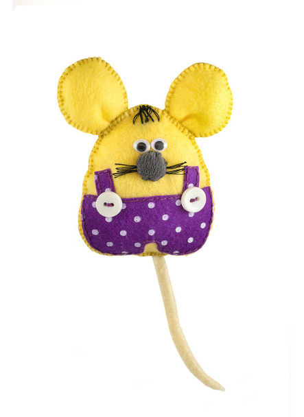 Domácí měkká hračka podobná krysě nebo myši na bílém izolovaném pozadí jako symbol Nového roku 2020. - Fotografie, Obrázek