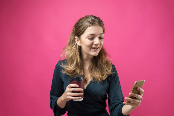 junge schöne Frau mit Kaffeetasse auf rosa Hintergrund - Foto, Bild