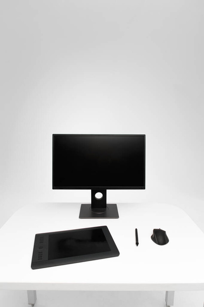 Tietokoneen näyttö pöydällä. Pöytätietokone, jossa on valokuvien korjaustyökaluja. Moderni luova valokuvaaja tai suunnittelija työtila tausta. Etunäkymä
 - Valokuva, kuva