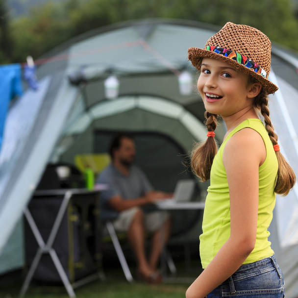 Verão na tenda - jovem com família no acampamento
 - Foto, Imagem