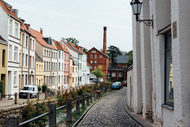ドイツのWismarの歴史的中心部の通り - 写真・画像