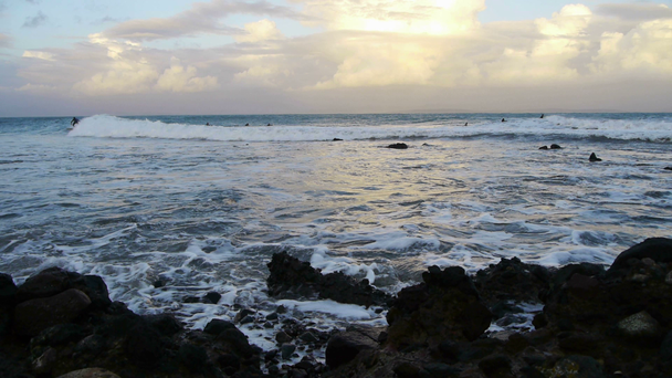 Surfistas montando una ola
 - Metraje, vídeo