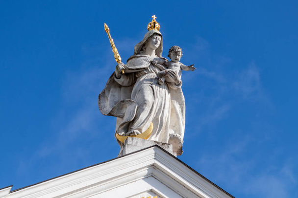 Statue with golden scepter and crown on St. Stephen's Cathedral  - Fotografie, Obrázek