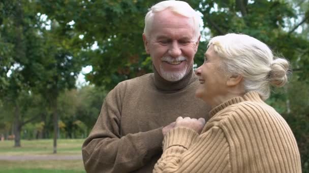 Volwassen paar genieten van het leven knuffelen in de herfst park, liefde en toewijding, slow-mo - Video