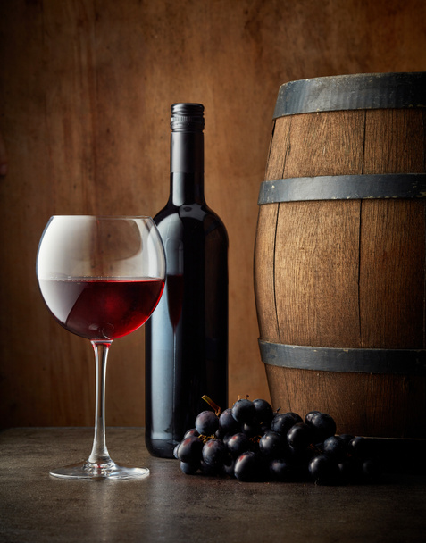 Copa y botella de vino tinto
 - Foto, imagen
