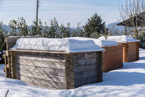 hóval borított emelt ágyak - saját kert - Fotó, kép