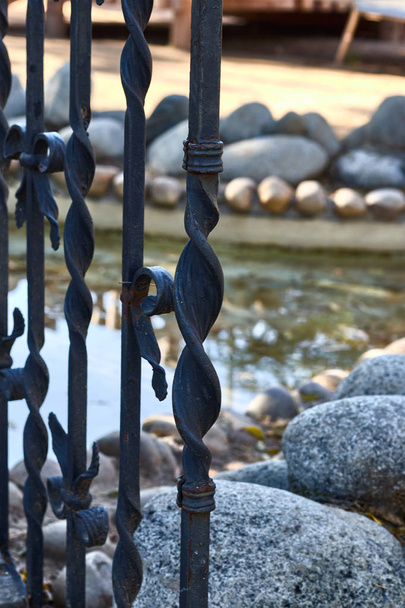 Vintage μεταλλικό φράχτη σε έναν κήπο με λιμνούλα - Φωτογραφία, εικόνα