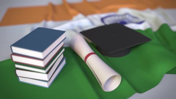Afstuderen cap, boeken en diploma op de Indiase vlag. Hoger onderwijs in India gerelateerde conceptuele 3D-animatie - Video